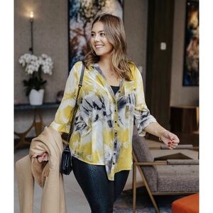 Size 2X Torrid Yellow Black Snakeskin Chiffon Collared Button-Front Tunic